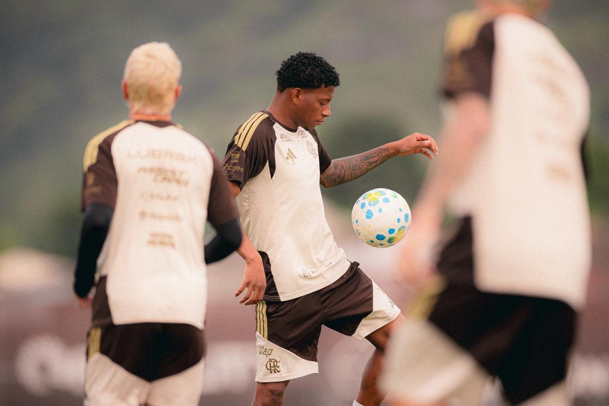 Plata deve ser titular do Flamengo no clássico contra o Vasco