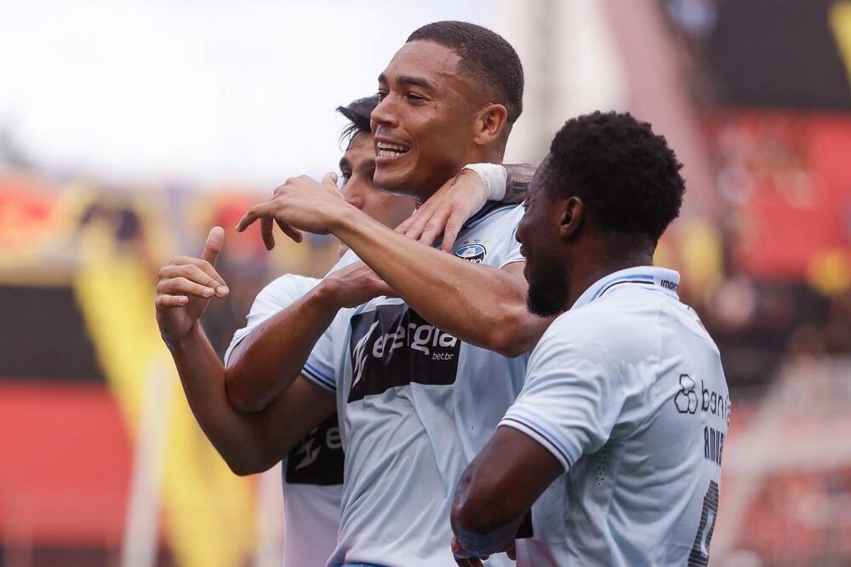 Atlético monitora situação de Carlos Vinícius atacante do Grêmio com futuro indefinido