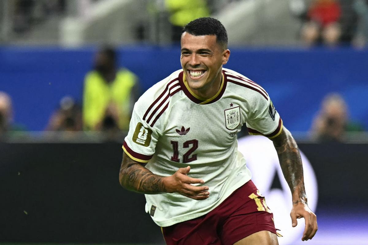 Barcelona negocia contratação de lateral do Tottenham para suprir desfalques por lesão