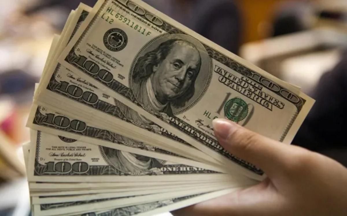 Dólar recua e fecha a 5,01 reais em sessão de volatilidade no mercado financeiro