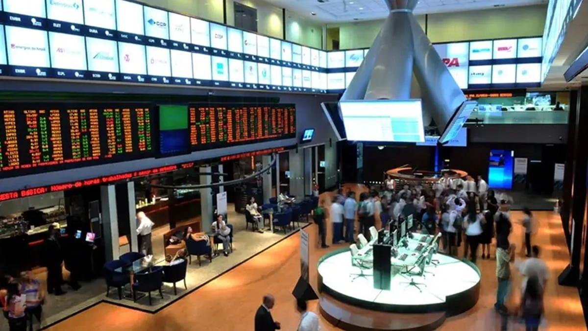 Cautela com eleições e pesquisas faz dólar subir e bolsa cair